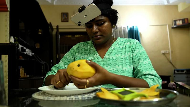 Câmeras na cabeça: robôs IA aprendem a cortar frutas, dobrar roupas e cozinhar