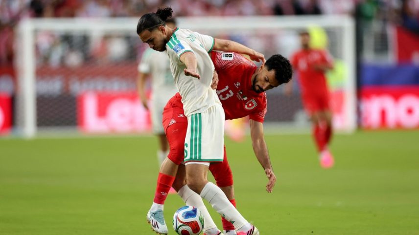 Argélia vence Jordânia após sair do plano em jogo disputado