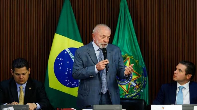 O presidente da República, Luiz Inácio Lula da Silva (PT)(c), entre os presidentes do Senado, Davi Alcolumbre (União Brasi-AP)(e), e da Câmara dos Deputados, Hugo Motta (Republicanos- PB), durante a cerimônia de assinatura da medida provisória da reforma do setor elétrico, no Palácio do Planalto, em Brasília (DF), nesta quarta-feira, 21 de maio de 2025. Pelas regras propostas, beneficiários da Nova Tarifa Social de Energia não vão pagar contas de luz com faixa de consumo de até 80 kWh. A mudança foi anunciada pelo Ministério de Minas e Energia (MME). — Foto: Wilton Junior/Estadão Conteúdo