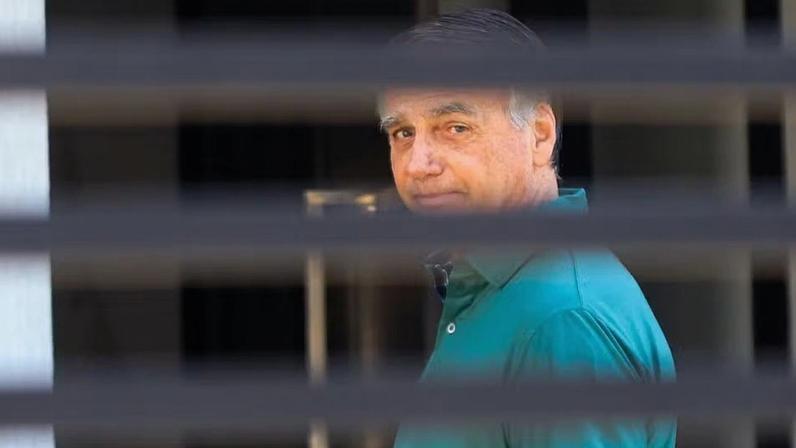Defesa de Bolsonaro afirma que segurança inutilizou arma para evitar riscos