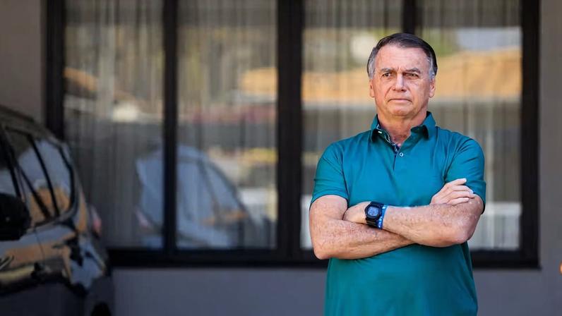 Polícia Civil pede autorização para ouvir Bolsonaro sobre arma apreendida