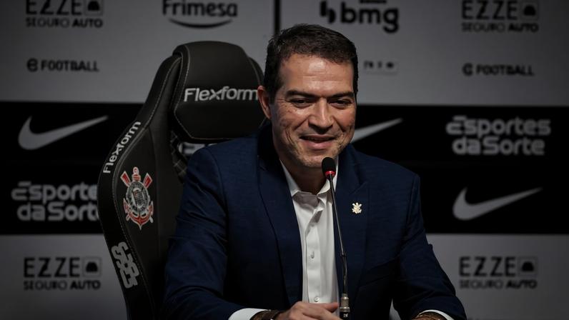 Corinthians monta lista de reforços, mas enfrenta restrições financeiras