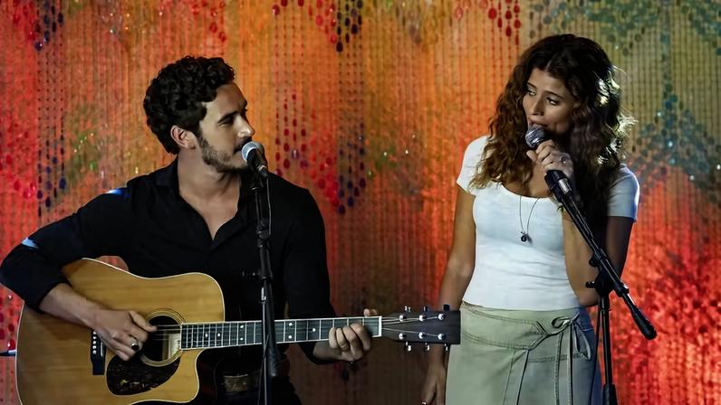 João Raul (Filipe Bragança) assiste Agrado (Isadora Cruz) cantar — Foto: Globo/ Manoella Mello