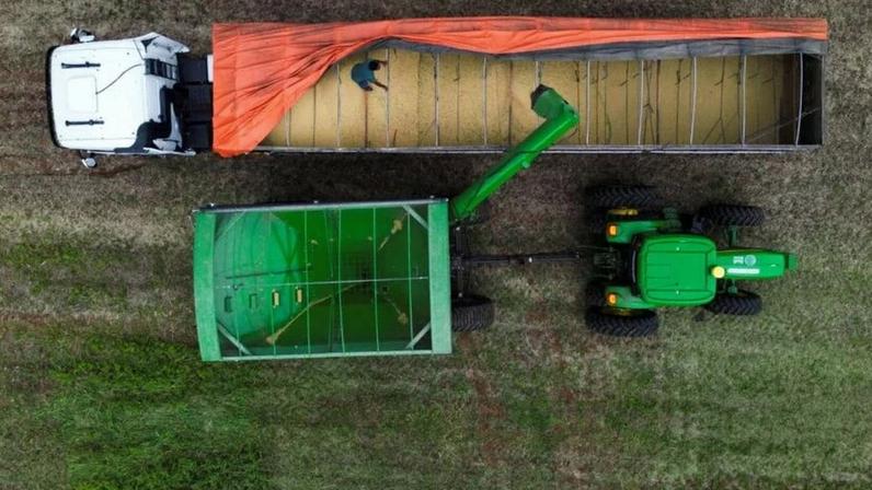 Uma colheitadeira carrega soja em um caminhão em Passo Fundo, Rio Grande do Sul