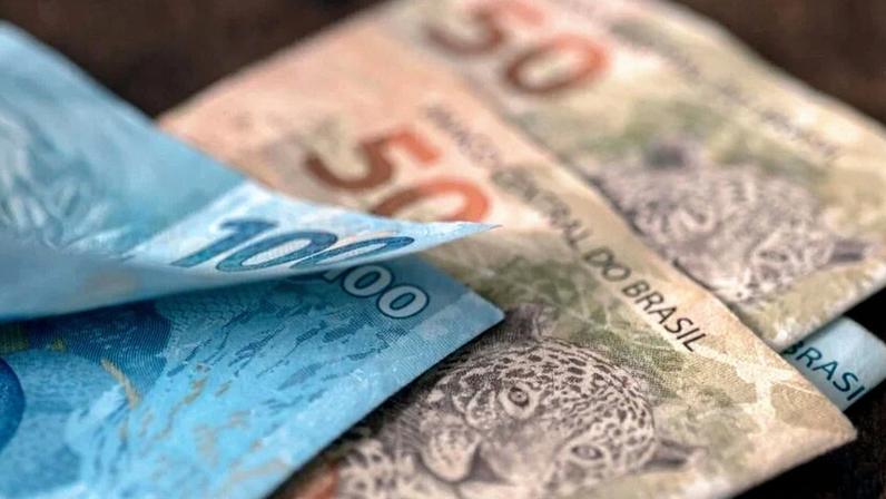 A cada R$ 100 que uma família brasileira ganha, quase R$ 30 saem direto para pagar dívidas