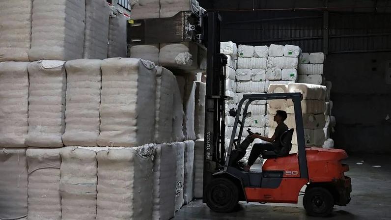 Fardos de algodão em depósito da fábrica da Fiotex Cotspin em Rajkot, Gujarat, Índia