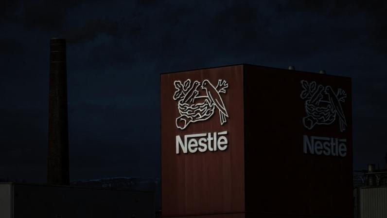 Logotipo da gigante de alimentos Nestlé é visto em um prédio em Orbe, Suíça