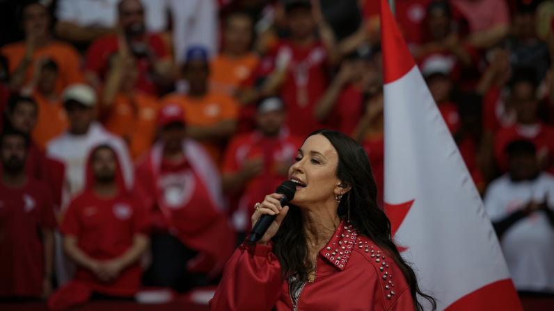 Alanis Morissette e Michael Bublé abrem a Copa do Mundo no Canadá