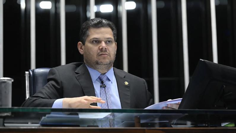 Alcolumbre cita eleições e trava pautas: ou votam todos, ou não votam nenhum