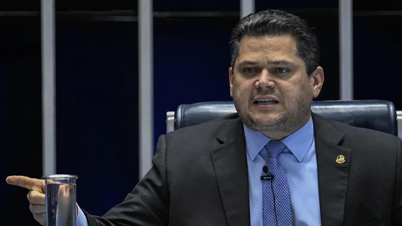 Alcolumbre reclama de cobrança por CPMI do Master e indica que PEC do fim da escala 6"1 não será votada com pressa. (Foto: Carlos Moura/Agência Senado)