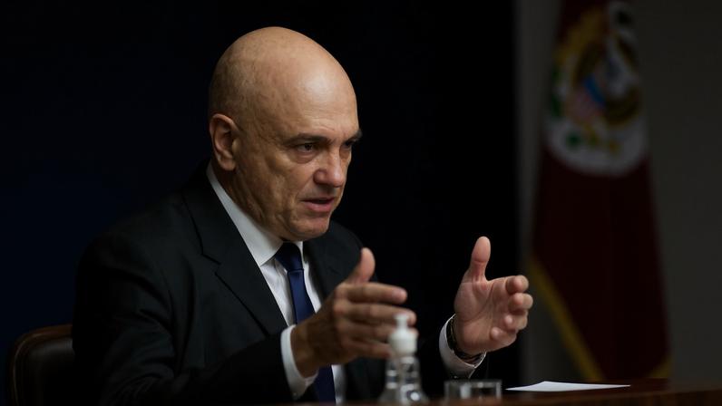 Alexandre de Moraes (à direita); Rumble (à esquerda) e Trump Media já havia pedido sanções ao ministro antes, mas a liminar foi negada — Foto: Antonio Augusto/STF e reprodução
