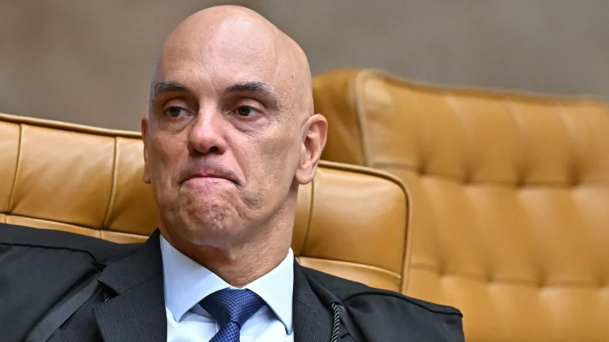 Alexandre de Moraes já está acostumado a ser vítima, relator, investigador e julgador nos processos. (Foto: André Borges/EFE)