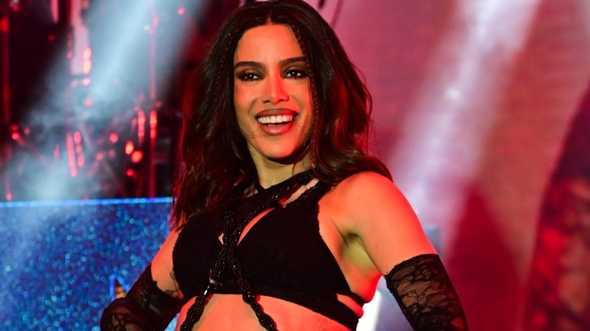 Anitta usa look preto para animar torcedores antes do segundo jogo do Brasil