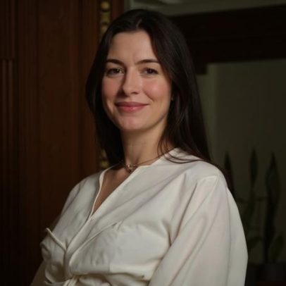 Anne Hathaway anuncia gravidez do terceiro filho em vídeo