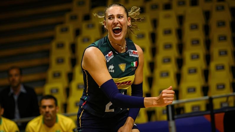 Antropova comemora ponto em Itália x Turquia na semana 1 da VNL 2026 (Foto: Volleyball World)