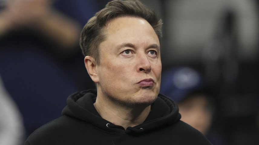 Elon Musk em um evento de luta livre que aconteceu na Filadélfia, nos Estados Unidos. — Foto: Matt Rourke/ AP Foto