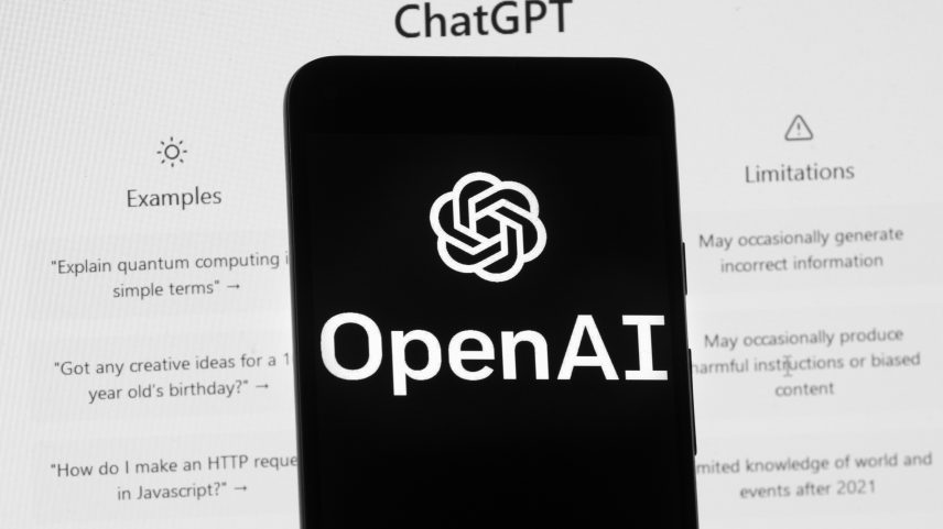 O logotipo da OpenAI é visto em um telefone celular em frente a uma tela de computador que exibe a tela inicial do ChatGPT — Foto: AP/Michael Dwyer, Arquivo