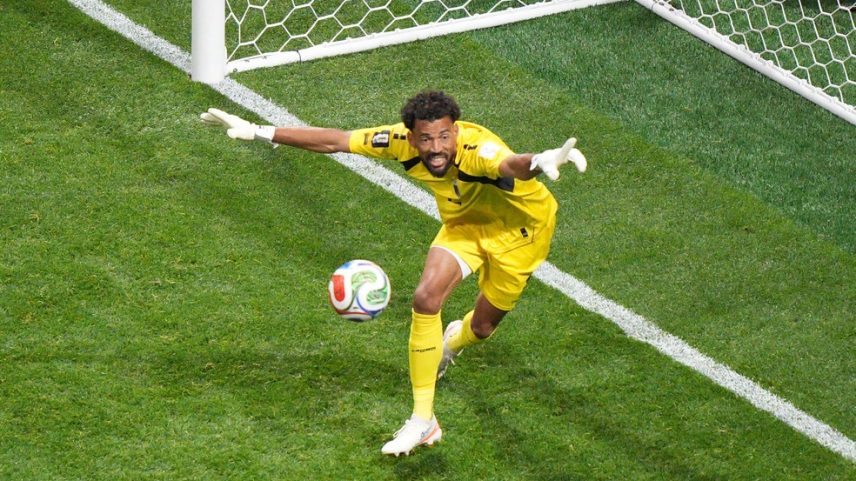 Goleiro de Cabo Verde, Vozinha, durante o jogo contra a Espanha. — Foto: Jacob Kupferman/AP