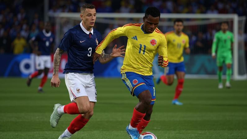 Arias, do Palmeiras, em ação no amistoso entre Colômbia e França (Foto: FRANCK FIFE / AFP)