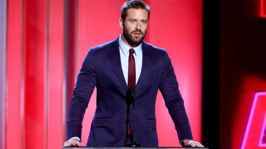 Armie Hammer compara exílio em Hollywood a crucificação