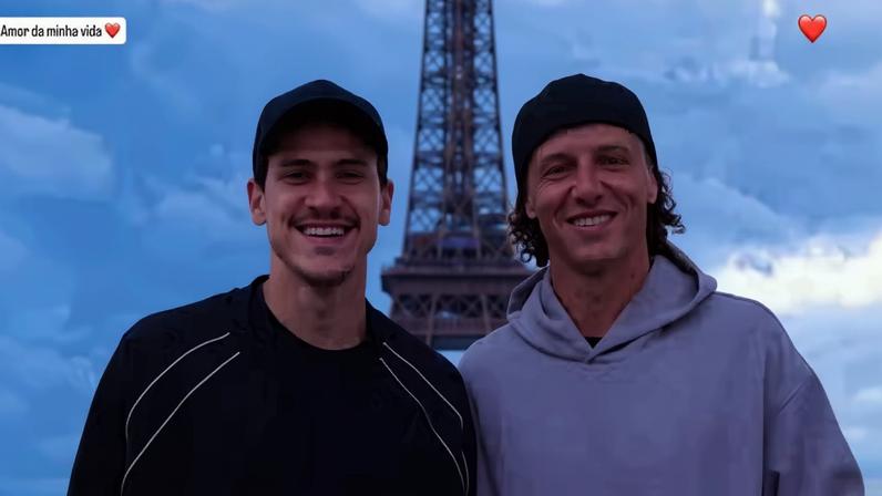 Fora da Copa, Pedro, do Flamengo, curte viagem a Paris com a família e com David Luiz