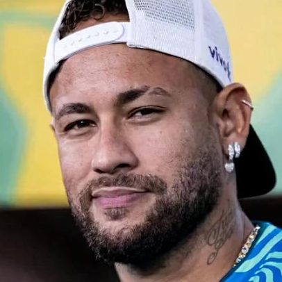 Neymar recebe incentivo de familiares e amigos para entrar em campo