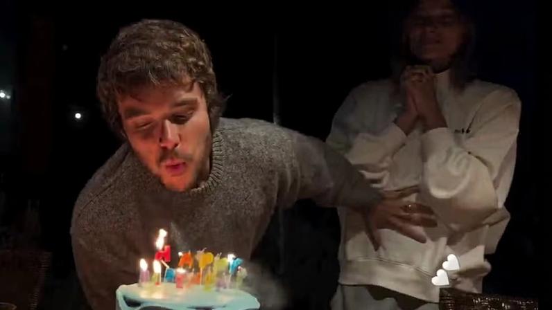 João Lucas colocou a mão na barriga de Sasha ao assoprar as velas em aniversário