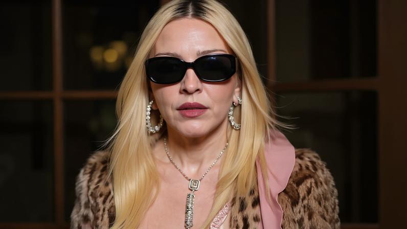 Madonna aparece em Paris com visual pijama