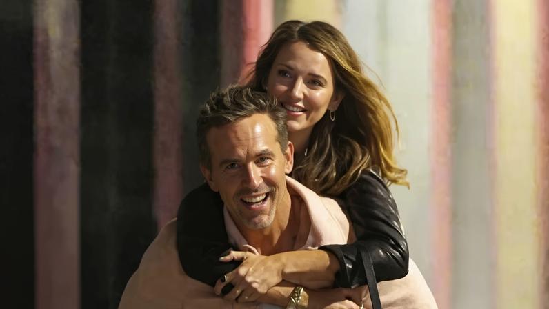 Ryan Reynolds carrega Blake Lively em passeio por Nova York
