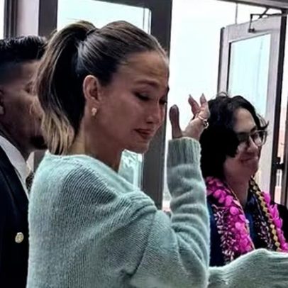 Jennifer Lopez chora em formatura do filho Max, de 18 anos