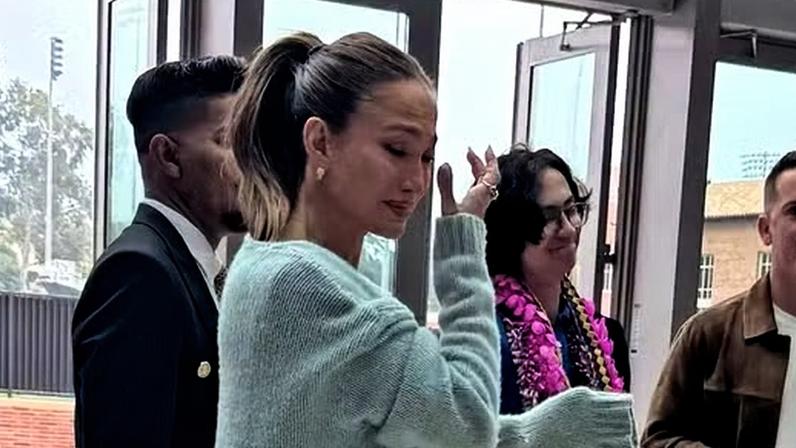 Jennifer Lopez chora em cerimônia formatura do filho, Max, de 18 anos