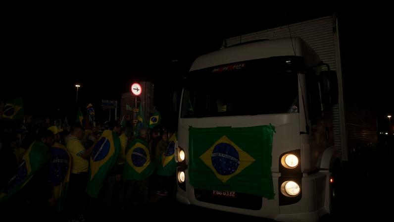 Manifestantes fazem bloqueio em protesto contra resultado das eleições de 2022. Moraes impôs multa de até R$ 100 mil por hora por obstrução de vias (Foto: Fernando Bizerra/EFE)