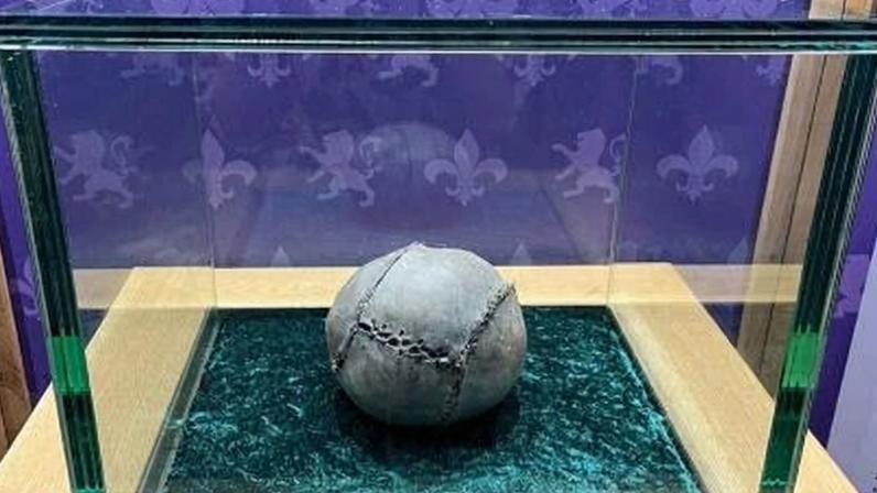 Bola de futebol mais antiga do mundo é exibida na Flórida durante a Copa