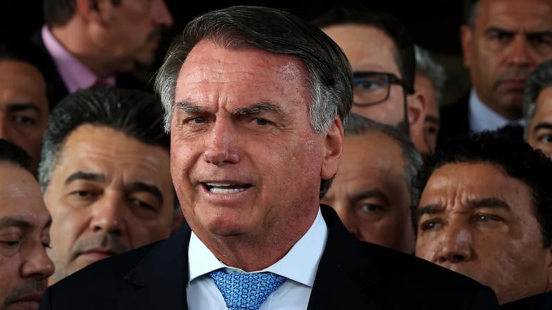 Defesa: Bolsonaro pediu conserto de arma e nega relação com prisão domiciliar