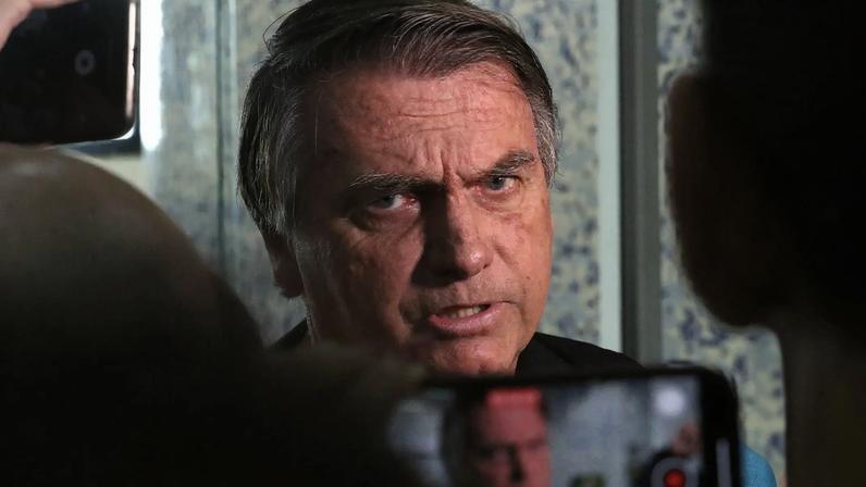 Bolsonaro reforça versão apresentada a Moraes durante depoimento à Polícia Civil sobre arma apreendida em blitz.