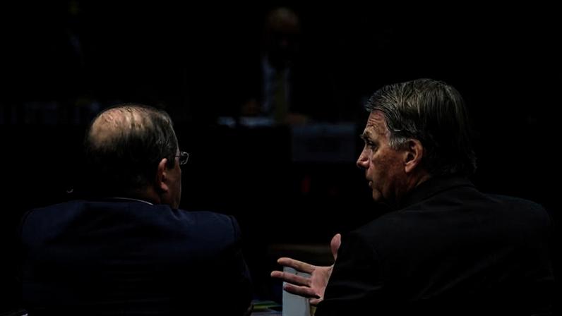 Prazo de domiciliar de Bolsonaro termina na quinta-feira. Na foto, o ex-presidente com o advogado diante do ministro em interrogatório da ação sobre a tentativa de golpe