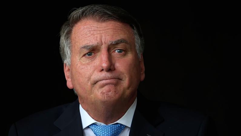 Esclarecimento foi enviado após uma pistola Glock registrada em nome de Bolsonaro ser encontrada em veículo oficial durante blitz. (Foto: Lula Marques/Agência Brasil)