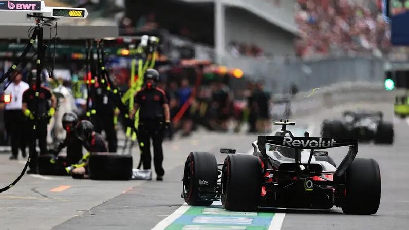 Gabriel Bortoleto vai aos boxes da Audi no GP do Canadá pela F1 2026 (Foto: Mark Thompson/Getty Images/AFP)