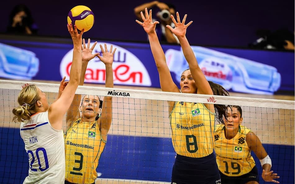 Macris e Júlia Kudiess compõem o bloqueio em Brasil x Holanda pela VNL 2026 (Foto: Volleyball World)