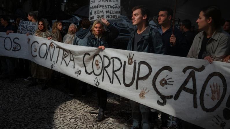 Manifestação contra a corrupção em Curitiba, em junho de 2013. (Foto: Brunno Covello/Gazeta do Povo)