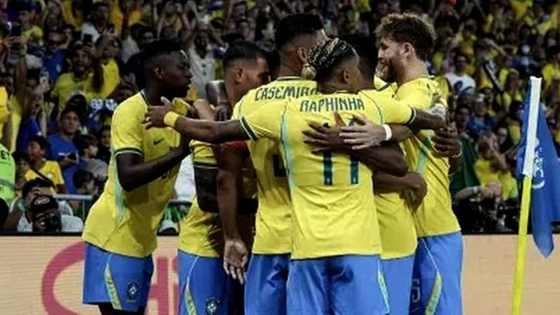 Seleção comemora gol durante amistoso