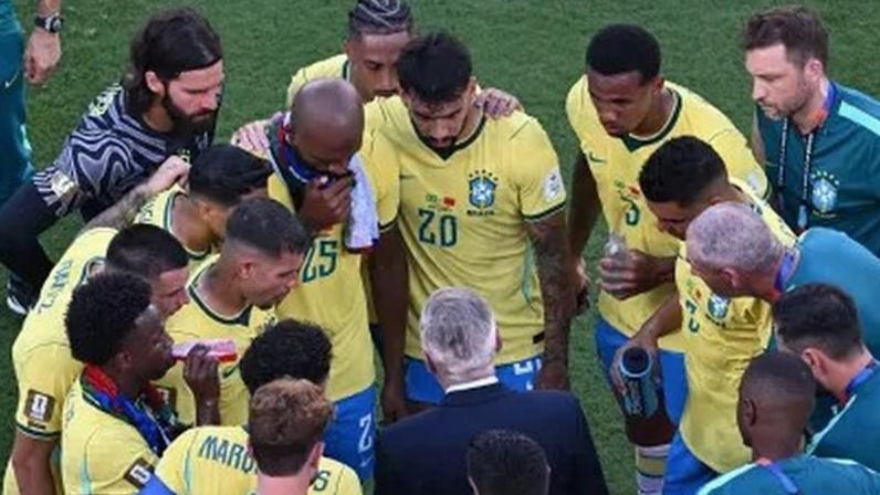 Carlo Ancelotti dá instruções aos jogadores do Brasil durante a pausa para hidratação, medida presente nas partidas da Copa do Mundo