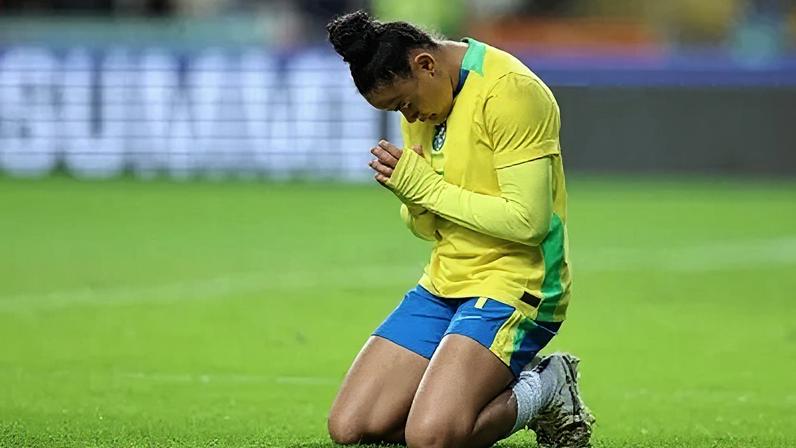 Dudinha comemorando o seu gol em Brasil x Portugal