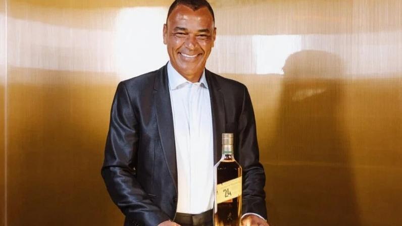 Cafu durante leilão promovido pela Diageo Brasil