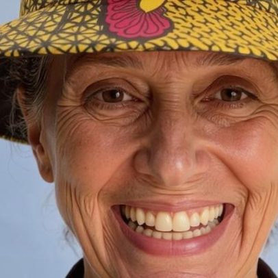 Camila Pitanga celebra 49 anos e exibe beleza natural