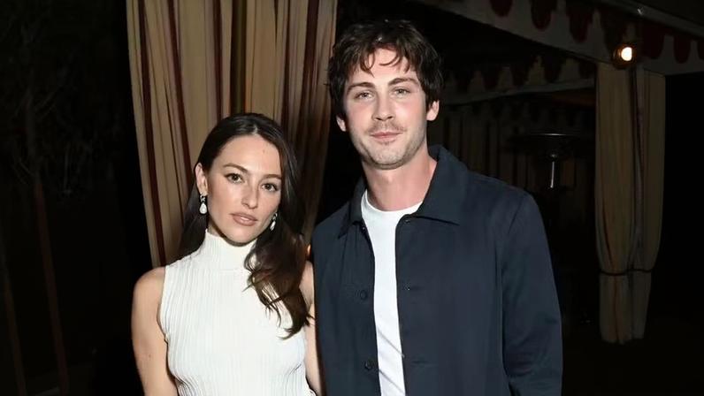 Logan Lerman e Ana Corrigan — Foto: Getty Images