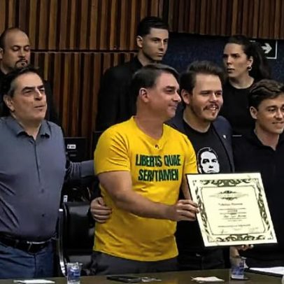 Flávio Bolsonaro recebe título de cidadão honorário em BH após atos