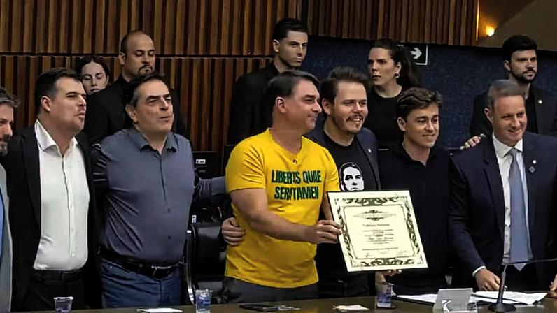Flávio Bolsonaro (PL) recebe título de cidadão honorário na Câmara Municipal de Belo Horizonte — Foto: Reprodução/CMBH