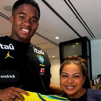 Mãe de Endrick acompanha treino da Seleção e demonstra carinho pelo filho