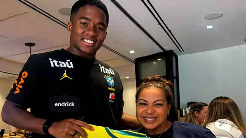 Mãe de Endrick marca presença em treino aberto da Seleção e tieta o filho: 'Matando a saudade'